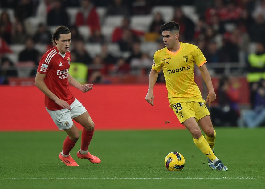 Imagem do último Benfica-SC Braga (1-2) para o Campeonato, com Fran Navarro a encarar Álvaro Carreras. Os minhotos recebem nesta noite de sexta-feira o Nacional, jogo inaugural da 23.ª jornada da Liga Portugal Betclic