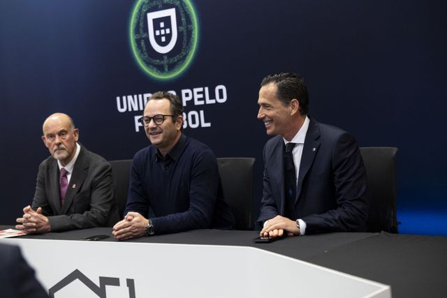 Carlos Mota Carvalho (AF Leiria), Gonçalo Lopes (CM Leiria) e Pedro Proença (FPF) assinaram protocolo de cooperação - Foto: FPF