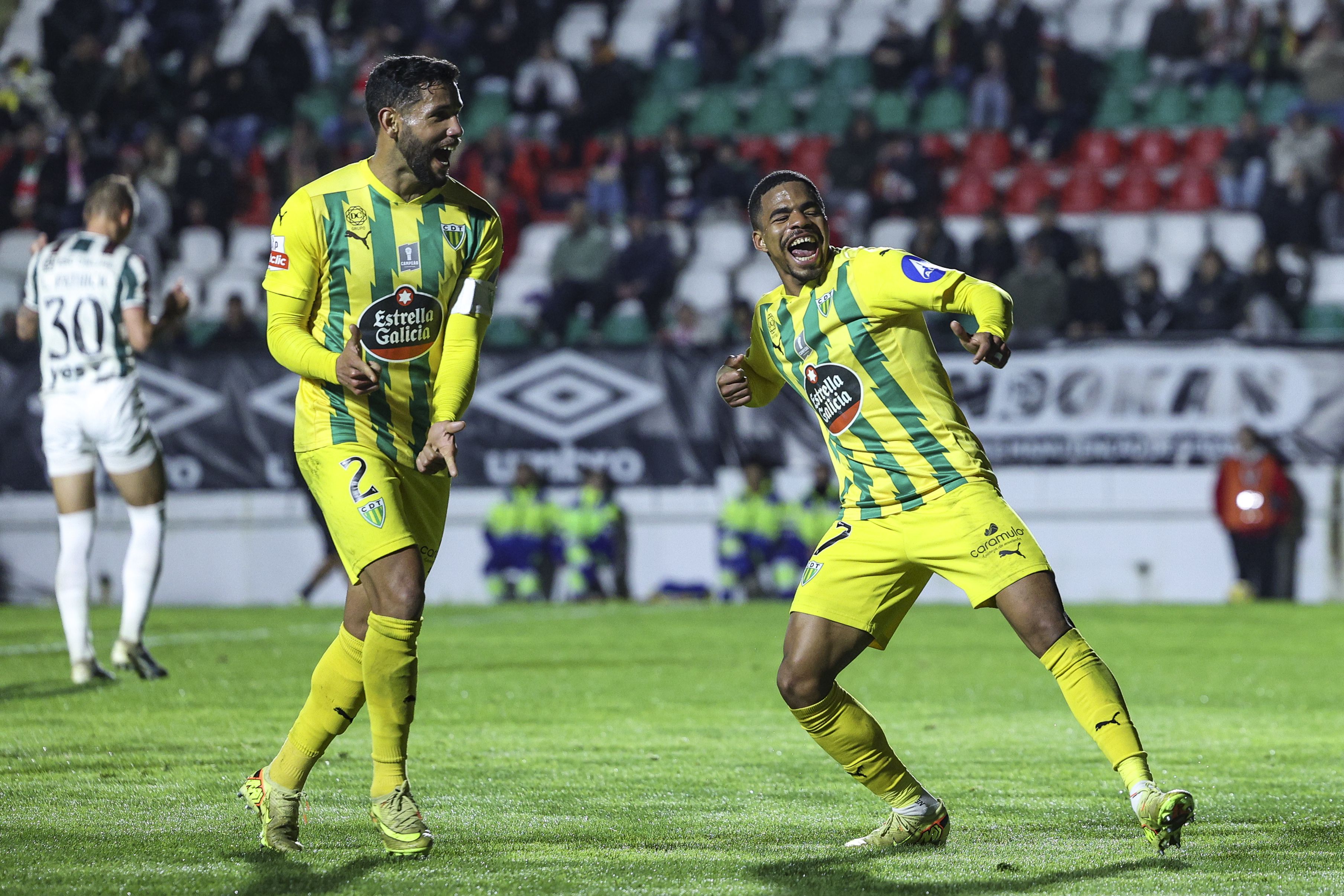 Bebeto e Maranhão festejaram efusivamente o importante triunfo dos beirões na Reboleira - Foto: Miguel A. Lopes/LUSA