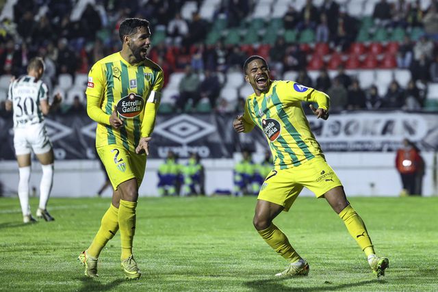 Bebeto e Maranhão festejaram efusivamente o importante triunfo dos beirões na Reboleira - Foto: Miguel A. Lopes/LUSA