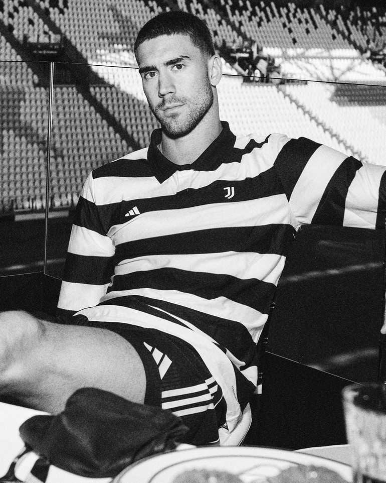 Vlahovic com a nova camisola da Juventus