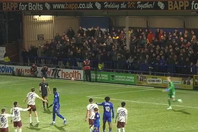 Insólito: não tocou na bola no penálti e árbitro dá livre indireto para o adversário (vídeo)