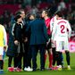 Matías Almeyda, treinador do Sevilha, em discussão acesa com o árbitro