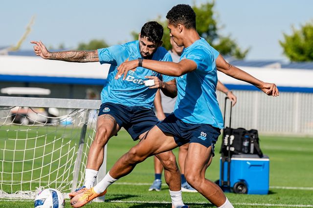 Alan Varela e Alberto Costa em ação no treino, no Olival - Foto: FC Porto