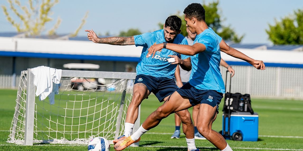 Alan Varela e Alberto Costa em ação no treino, no Olival - Foto: FC Porto