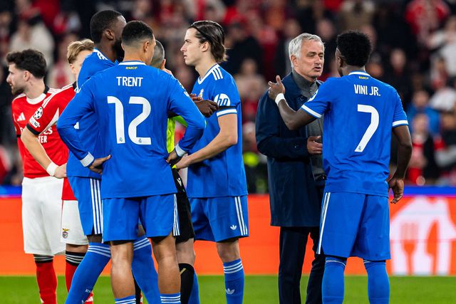 Mourinho à conversa com Vinícius