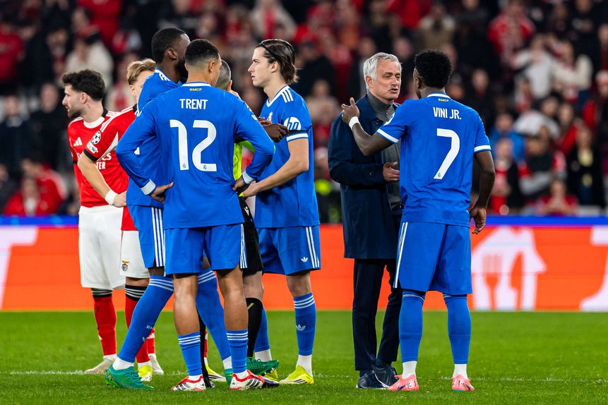 Mourinho à conversa com Vinícius