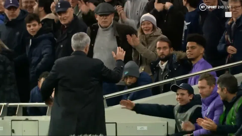 No Tottenham, Mourinho fez questão de agradecer a um apanha-bolas, que, graças à sua rapidez a devolver o esférico, ajudou os spurs a marcarem contra o Olympiakos