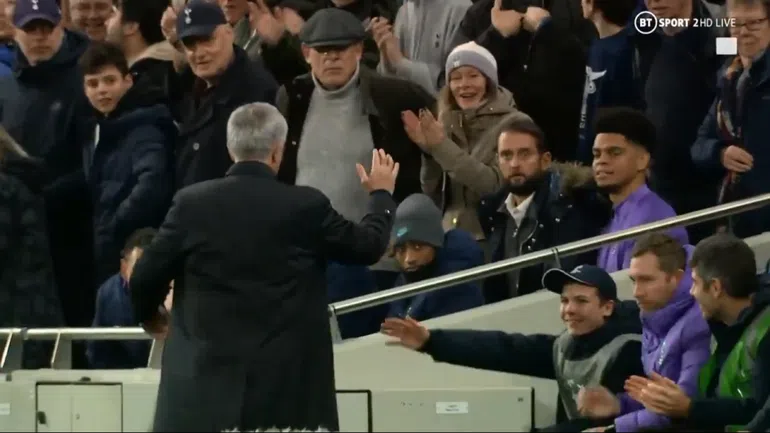 No Tottenham, Mourinho fez questão de agradecer a um apanha-bolas, que, graças à sua rapidez a devolver o esférico, ajudou os spurs a marcarem contra o Olympiakos