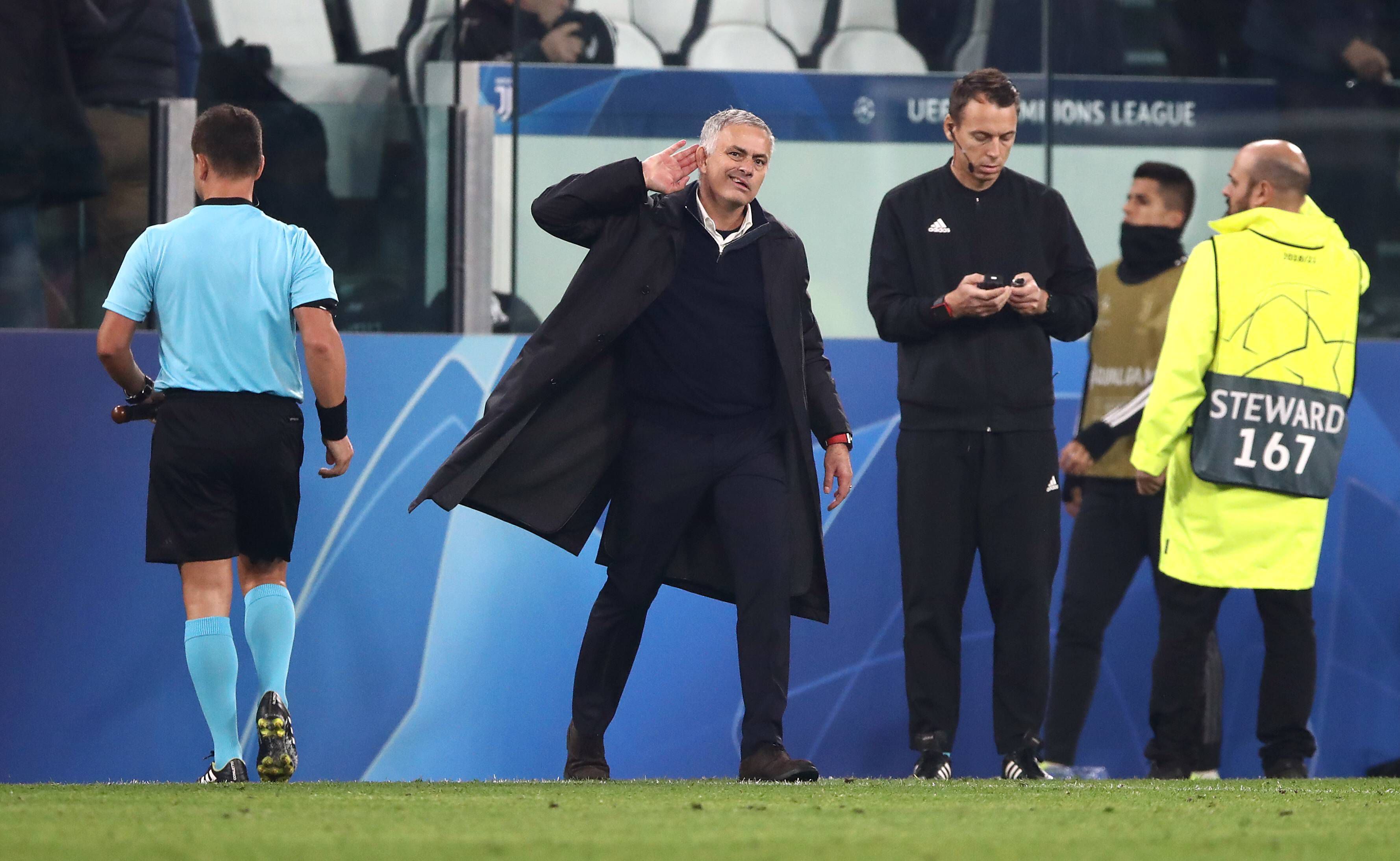 A Juventus era favorita frente ao Manchester United, mas acabou surpreendida em Turim. A equipa de Mourinho venceu (2-1) e, no final, o treinador entrou em campo a levar a mão ao ouvido, gesto que depois explicou como resposta aos insultos dos adeptos.