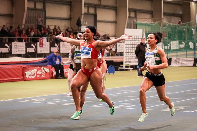 Arialis Martínez festeja triunfo numa corrida de velocidade