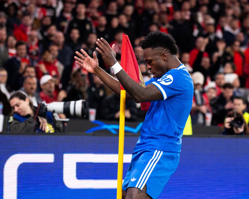 Vinícius marcou, na Luz, e festejou assim o golo da vitória do Real Madrid sobre o Benfica - Foto: Imago