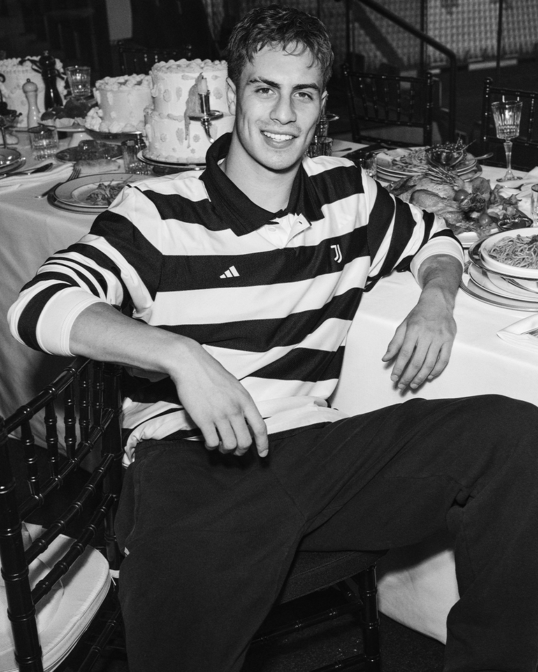 Kenan Yildiz com a nova camisola da Juventus