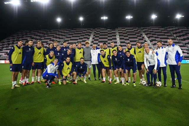 Jannik Sinner visita seleção italiana de futebol em Miami
