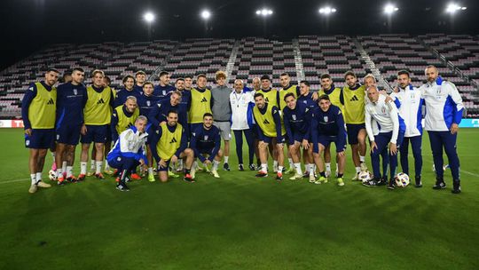 Jannik Sinner visita seleção italiana de futebol em Miami