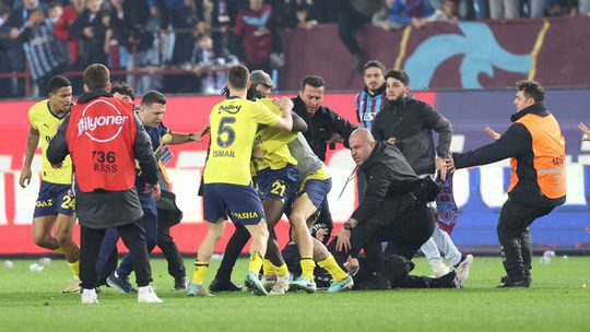 Cinco adeptos do Trabzonspor em prisão preventiva após confusão no relvado