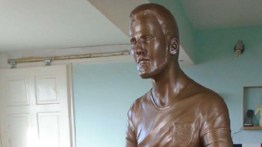 Vejam bem o resultado final da estátua em honra de Harry Kane...