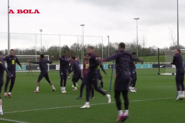 Quatro jogadores de Inglaterra falharam treino