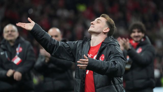 Kerem Akturkoglu orquestra os festejos após a vitória da Turquia sobre a Hungria