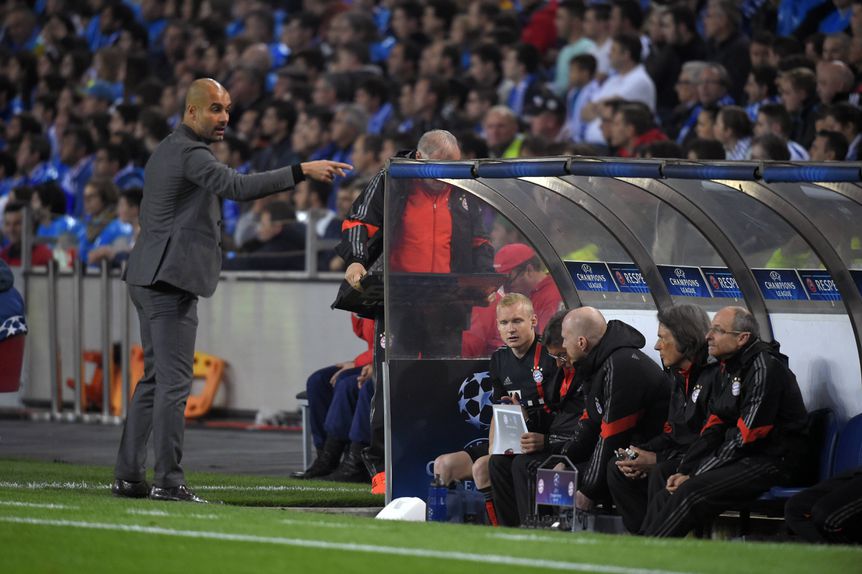 Pep Guardiola aponta o dedo ao médico no FC Porto-Bayern de 2015 (foto: IMAGO)