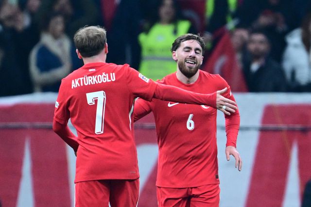 Kokçu a celebrar o seu golo com Akturkoglu, colega de equipa do Benfica