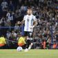 Otamendi, defesa central que representa o Benfica, tem a bola controlada e prepara mais um ataque do conjunto campeão do mundo