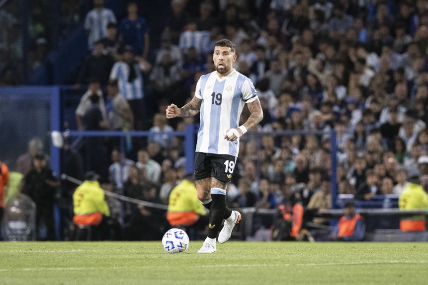 Otamendi, defesa central que representa o Benfica, tem a bola controlada e prepara mais um ataque do conjunto campeão do mundo
