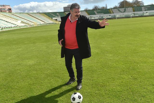 Joelho de Toni a falar sozinho no passe para Eusébio
