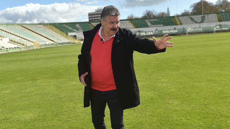 Joelho de Toni a falar sozinho no passe para Eusébio