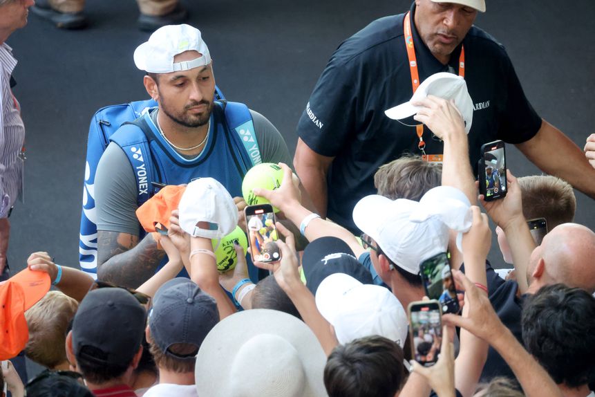 Kyrgios festeja com autógrafos aos fãs em Miami