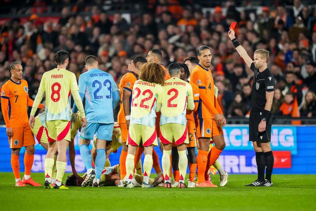 Jogadores dos Países Baixos e Espanha após a expulsão de Hato