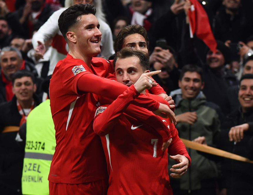 Deniz Gul celebrou efusivamente o tento de Akturkoglu, abraçando o companheiro que atua no rival Benfica