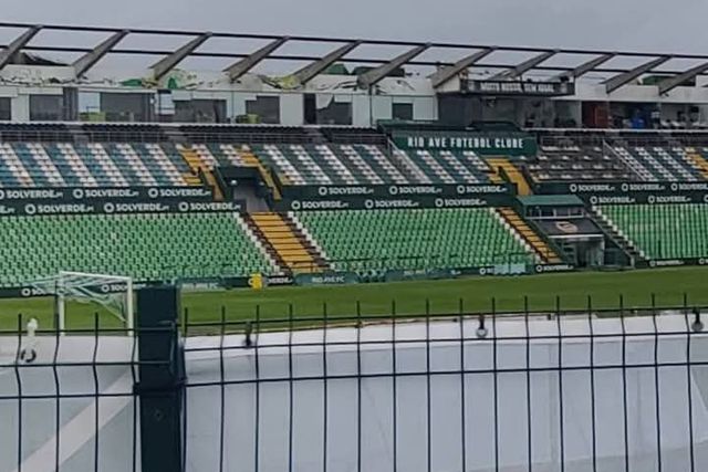 As imagens da destruição da cobertura do estádio do Rio Ave (Créditos: Reis do Ave)
