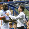 Lukaku cumprimenta Domenico Tedesco, quando ambos trabalharam juntos na seleção belga