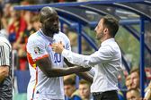 Lukaku cumprimenta Domenico Tedesco, quando ambos trabalharam juntos na seleção belga