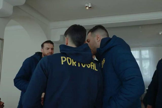 O passeio da Seleção antes do jogo na Dinamarca