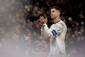 Cristiano Ronaldo aplaude os adeptos após a derrota de Portugal frente à Dinamarca