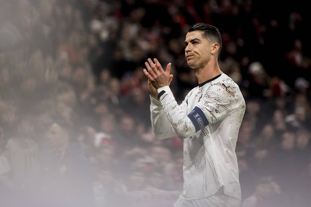 Cristiano Ronaldo aplaude os adeptos após a derrota de Portugal frente à Dinamarca