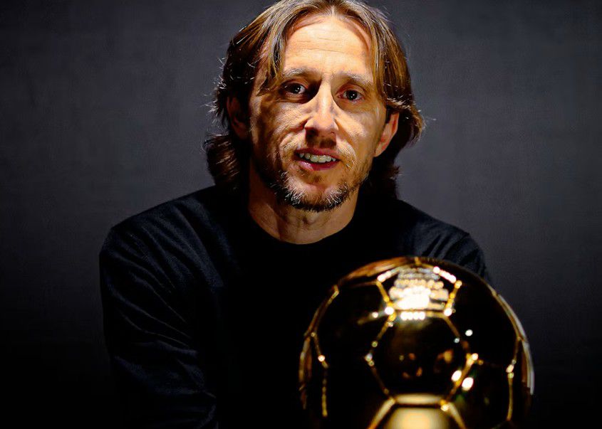 Modric com a Bola de Ouro conquistada em 2018 - Foto: Milan