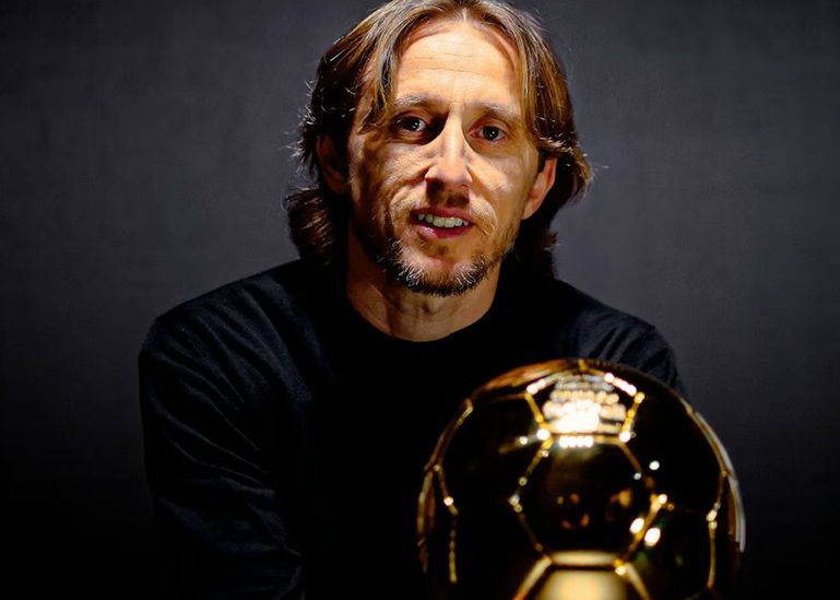Modric com a Bola de Ouro conquistada em 2018 - Foto: Milan