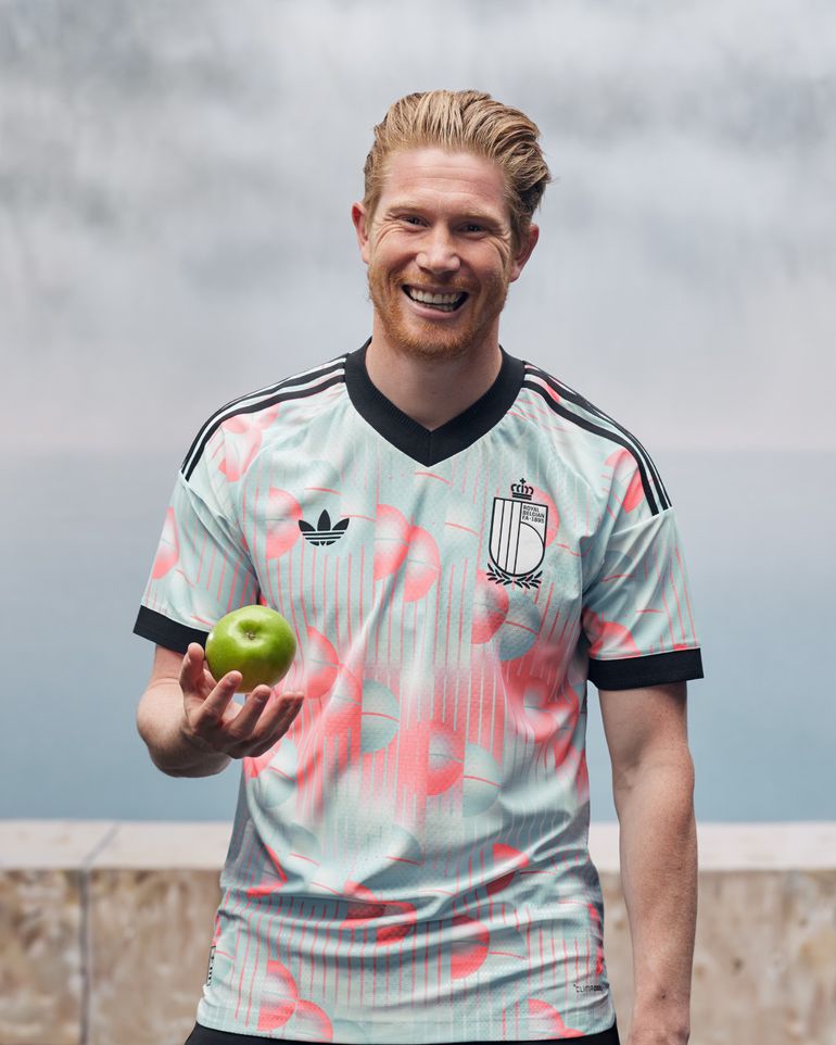 Bélgica revelou camisola alternativa para o Mundial, com inspiração em René Magritte - Foto: Federação Belga de Futebol/Instagram