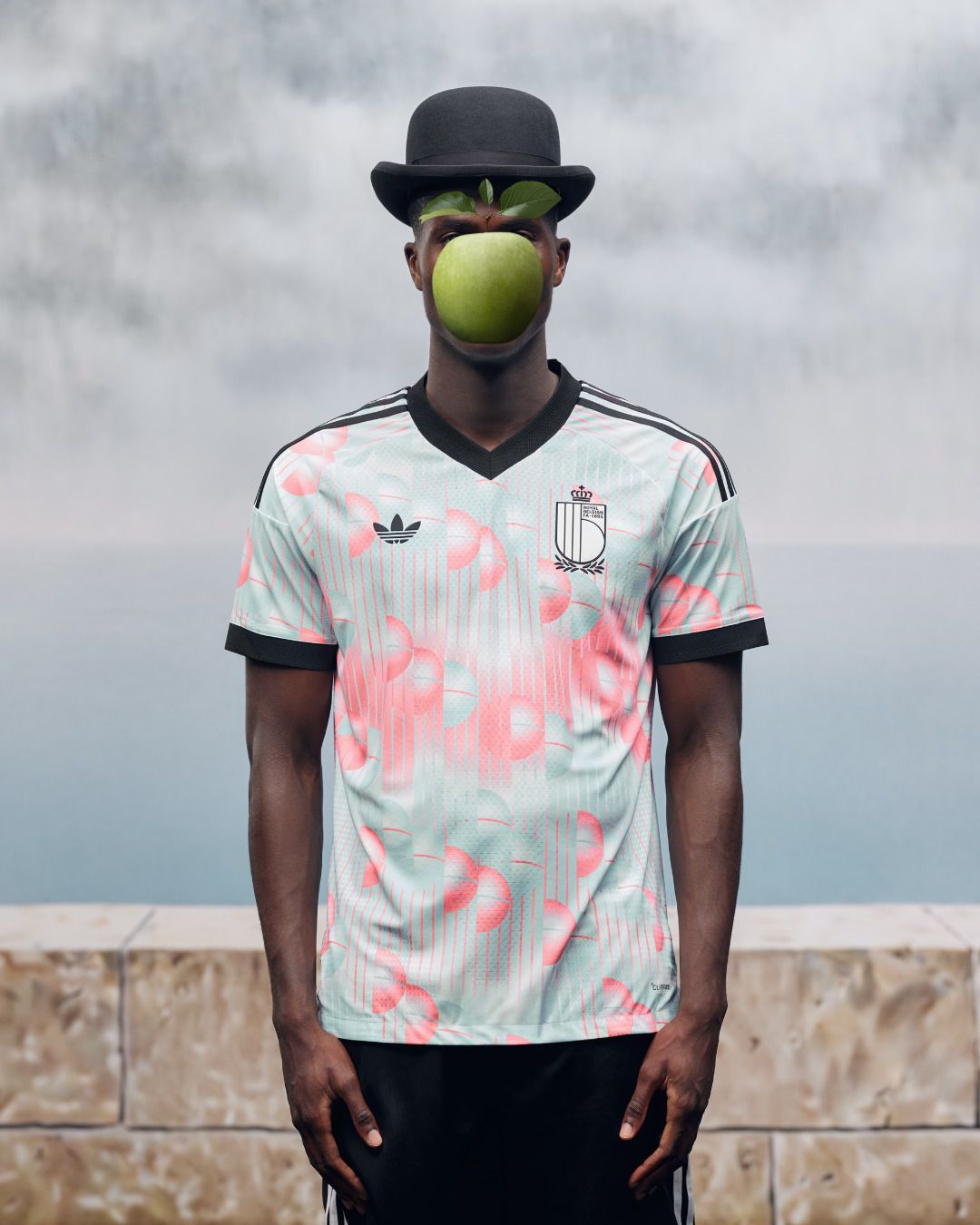 Bélgica revelou camisola alternativa para o Mundial, com inspiração em René Magritte - Foto: Federação Belga de Futebol/Instagram
