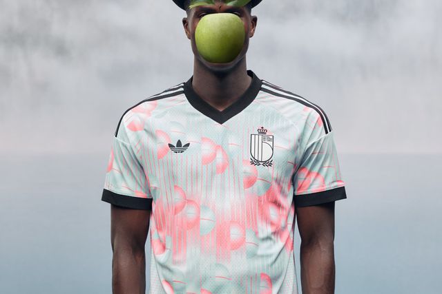 Bélgica revelou camisola alternativa para o Mundial, com inspiração em René Magritte - Foto: Federação Belga de Futebol/Instagram