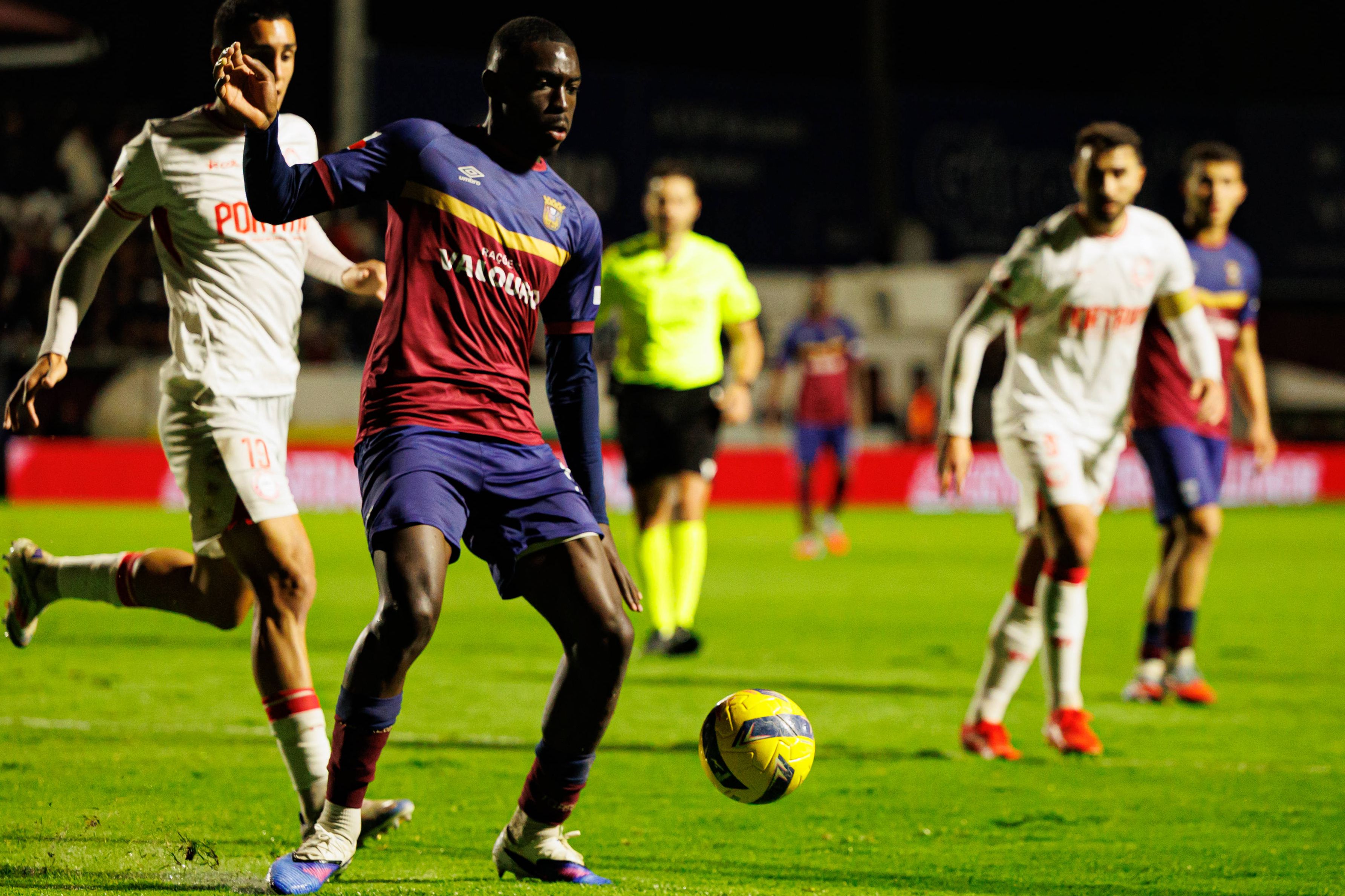 Gigante defesa-central tem estado em grande destaque ao serviço do emblema do Oeste
