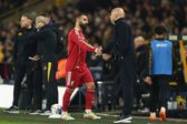 Arne Slot a cumprimentar Mohamed Salah num jogo do Liverpool