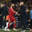 Arne Slot a cumprimentar Mohamed Salah num jogo do Liverpool