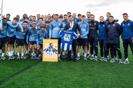 Thiago Silva emocionado com a homenagem do FC Porto - Foto: FC Porto