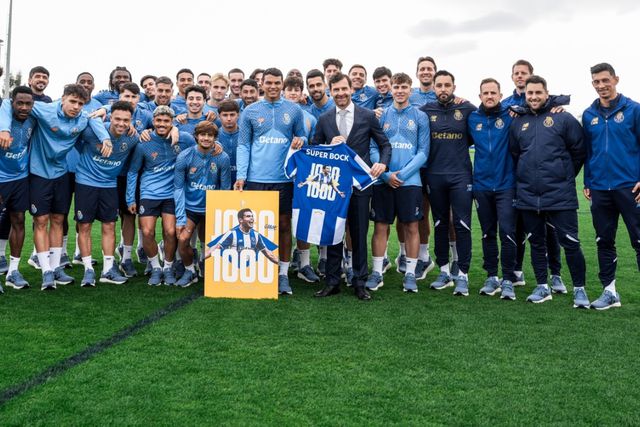 Thiago Silva emocionado com a homenagem do FC Porto - Foto: FC Porto