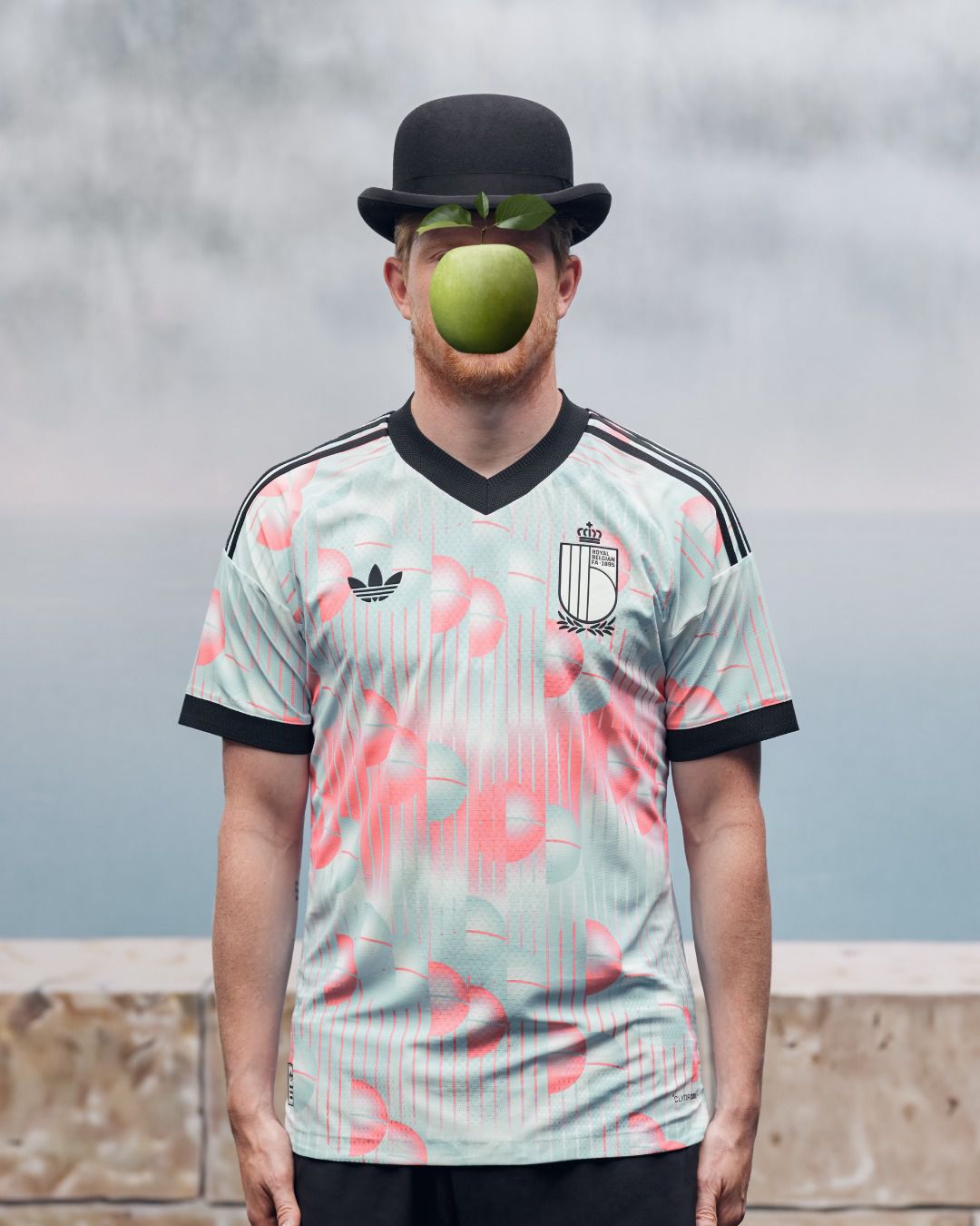 Bélgica revelou camisola alternativa para o Mundial, com inspiração em René Magritte - Foto: Federação Belga de Futebol/Instagram