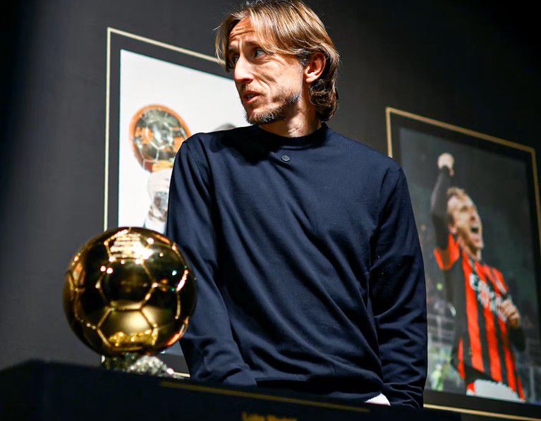 Foi o próprio Modric que transportou a Bola de Ouro para o museu - Foto: Milan